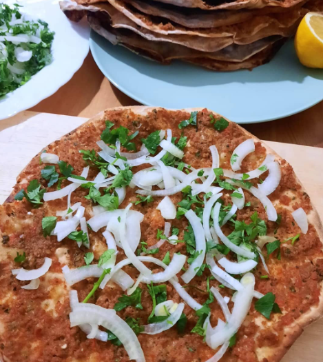 La pizza turca tradicional (Lahmacun): Receta práctica para hacer en casa