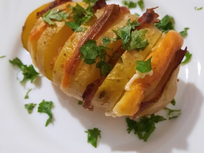 Las patatas rellenas con jamón y queso (estilo Hasselback)