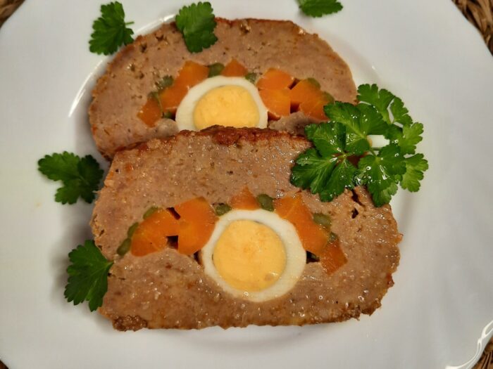 Pastel de carne picada relleno con verduras y huevo